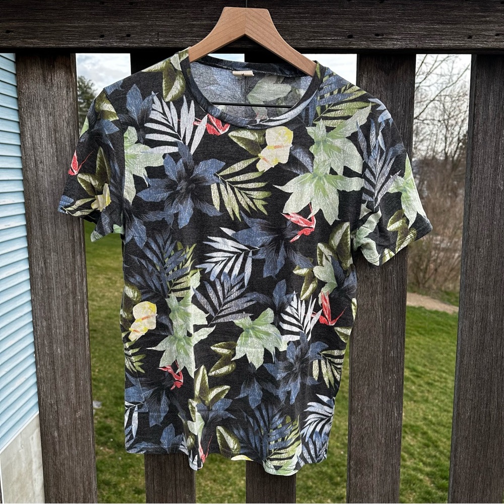 Hollister Men’s Tropical Short Sleeve Tshirt Size Medium